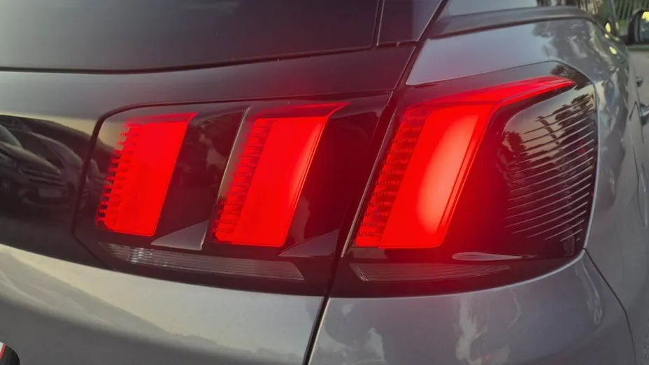 PEUGEOT 3008 -