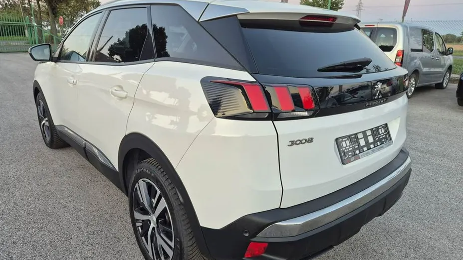 PEUGEOT 3008 -