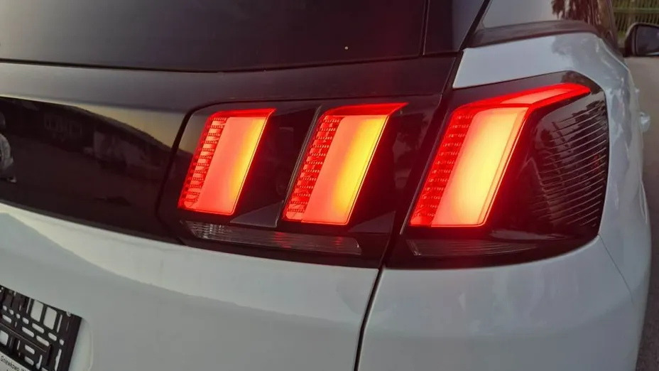 PEUGEOT 3008 -