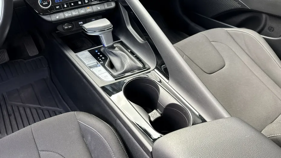 HYUNDAI Elantra -