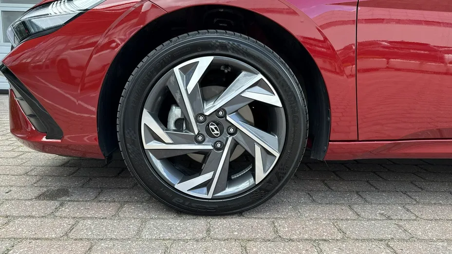 HYUNDAI Elantra -