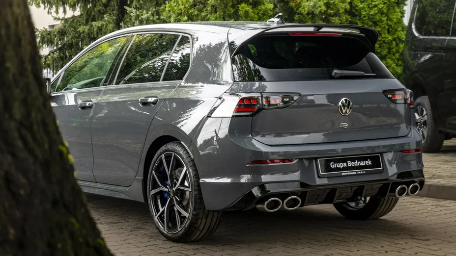 VOLKSWAGEN Golf -