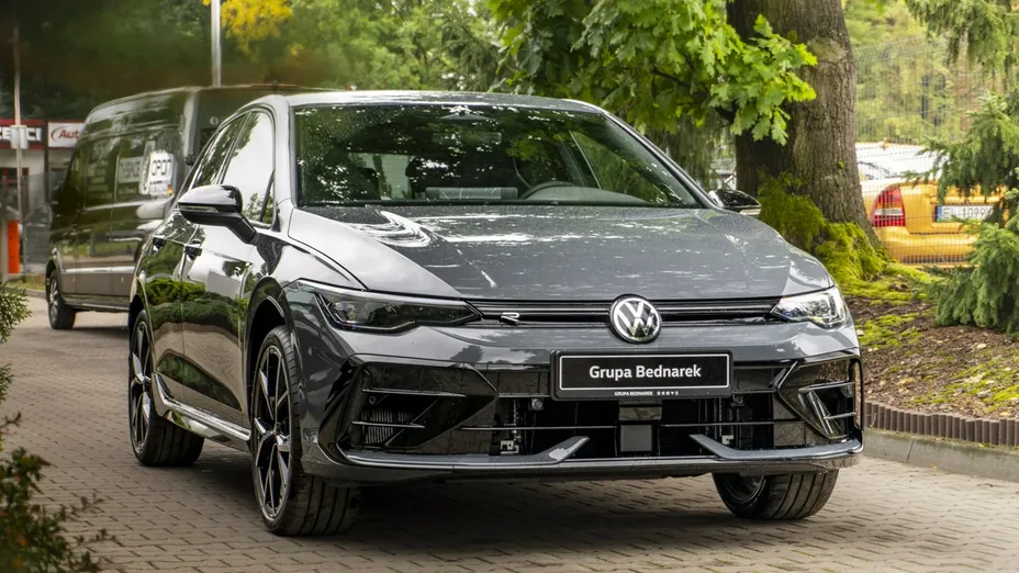 VOLKSWAGEN Golf -