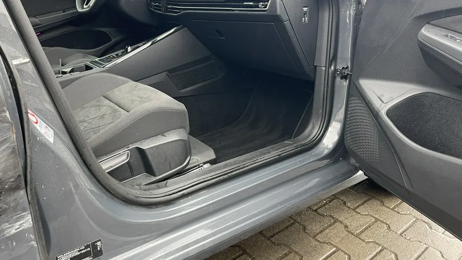 VOLKSWAGEN Golf -