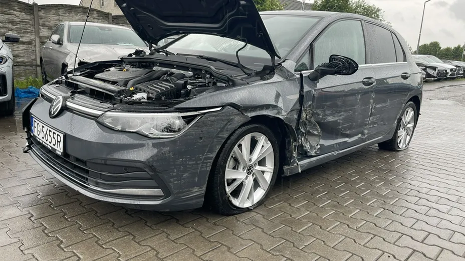 VOLKSWAGEN Golf -