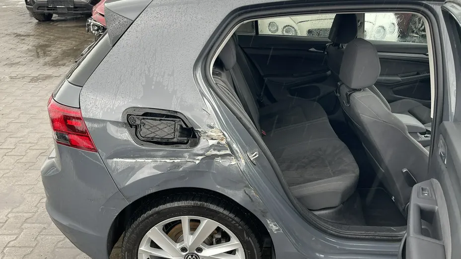 VOLKSWAGEN Golf -