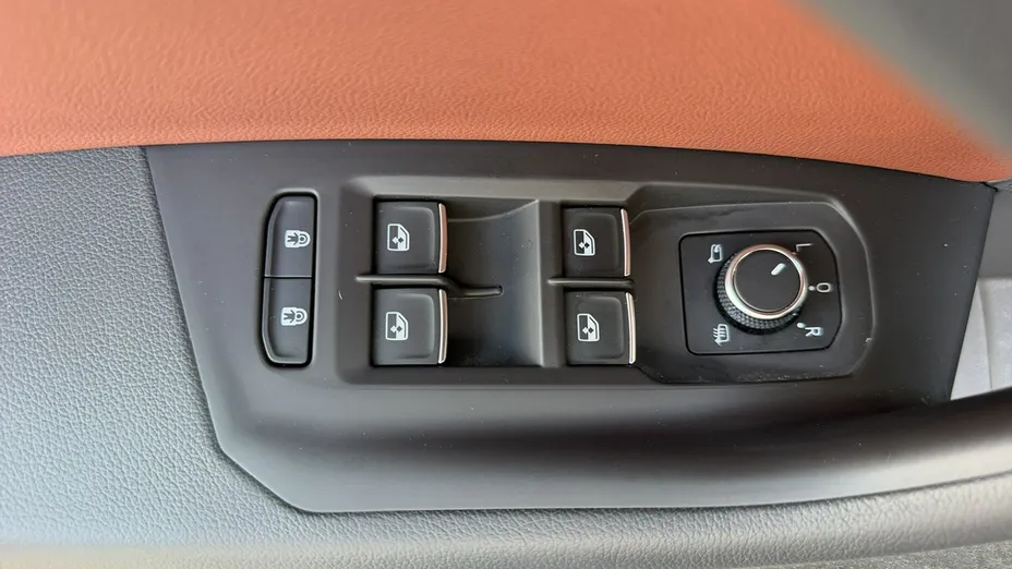 VOLKSWAGEN Touareg -