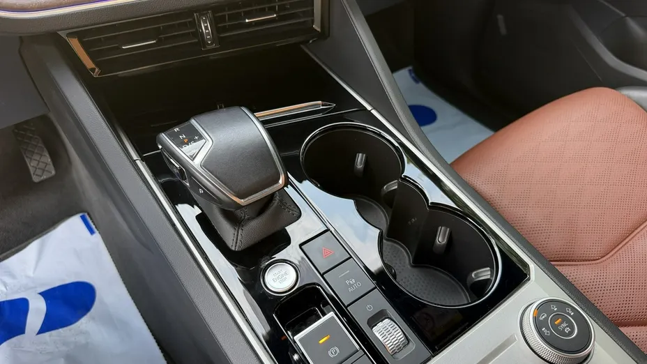 VOLKSWAGEN Touareg -