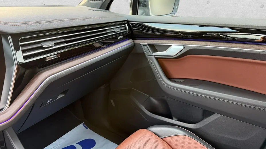VOLKSWAGEN Touareg -