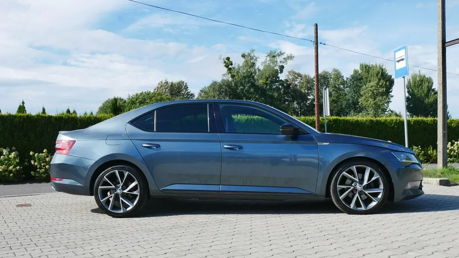 SKODA Superb -