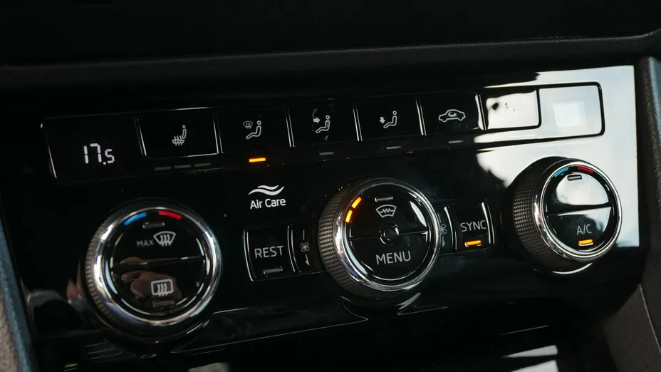 SKODA Superb -