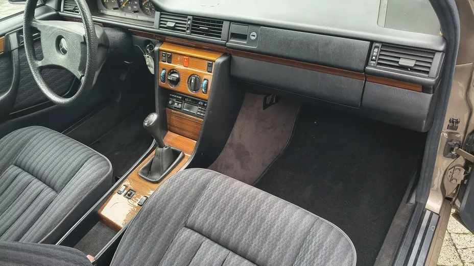 MERCEDES-BENZ 124 -