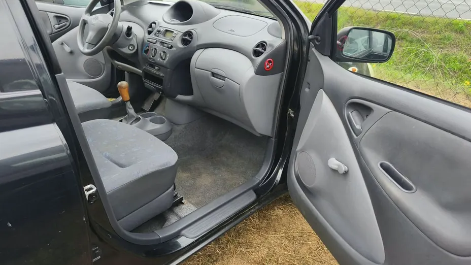 TOYOTA Yaris -