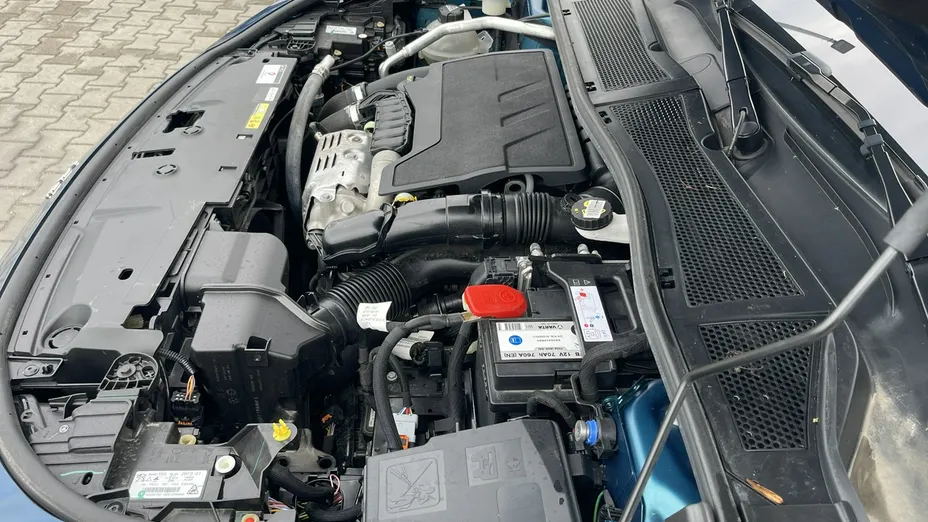 PEUGEOT 408 -