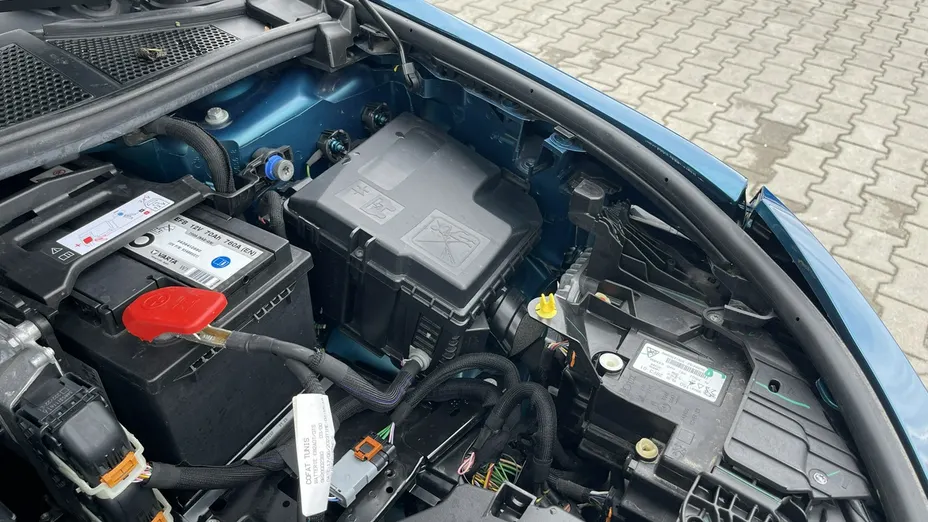 PEUGEOT 408 -