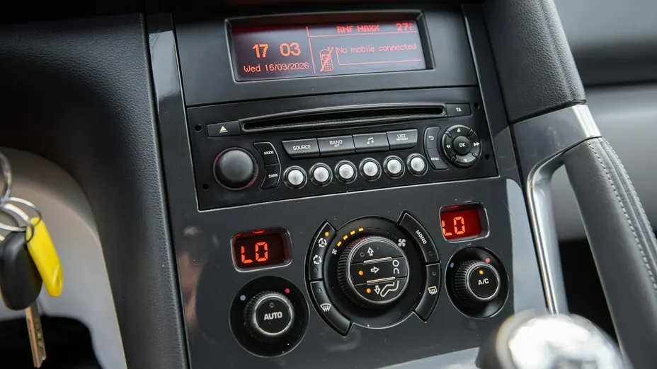 PEUGEOT 3008 -
