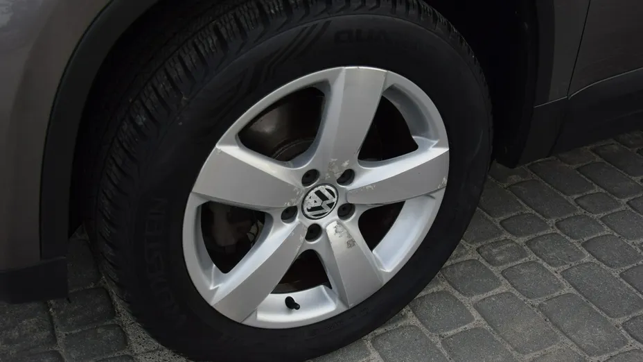 VOLKSWAGEN Tiguan -