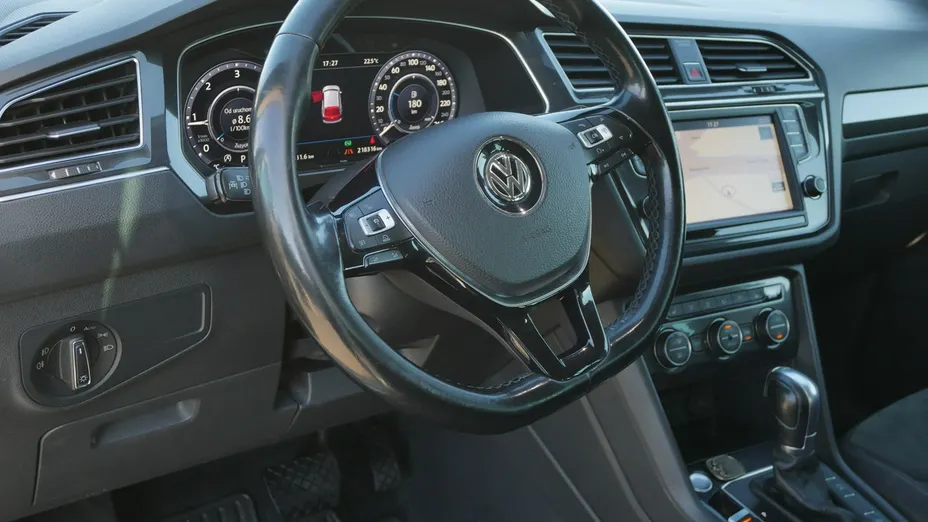 VOLKSWAGEN Tiguan -