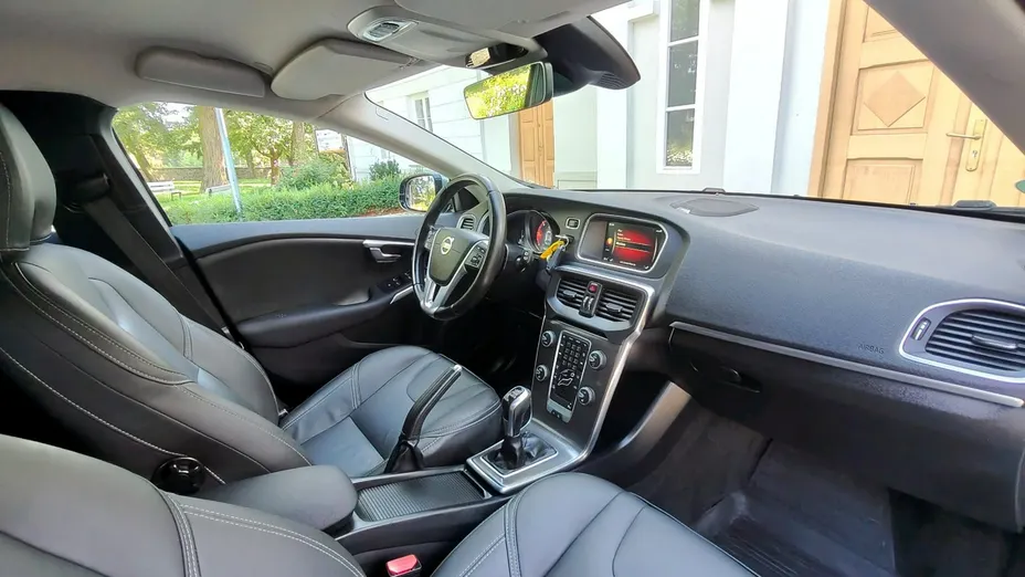 VOLVO V40 -