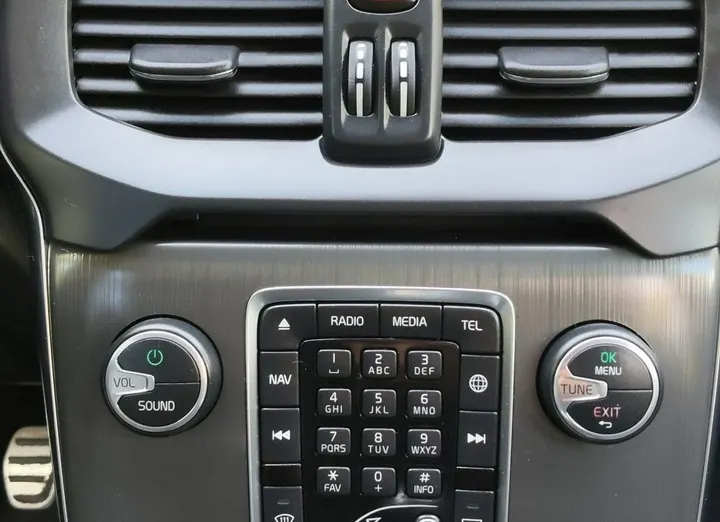 VOLVO V40 -