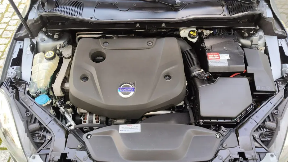VOLVO V40 -