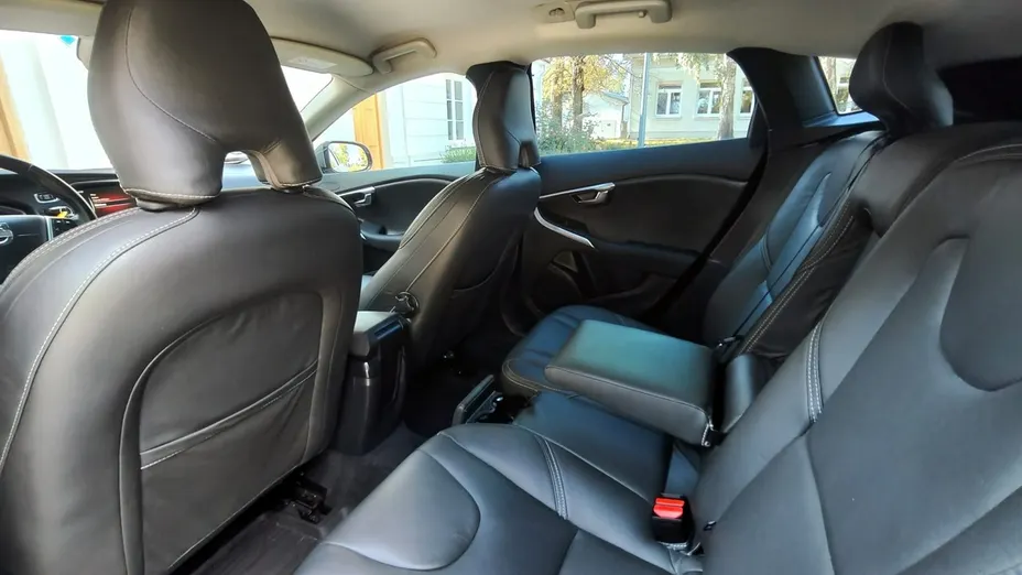 VOLVO V40 -