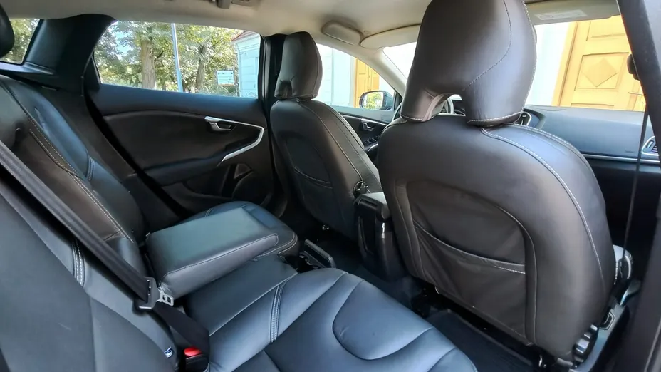VOLVO V40 -