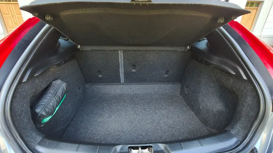 VOLVO V40 -