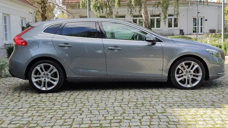 VOLVO V40 -