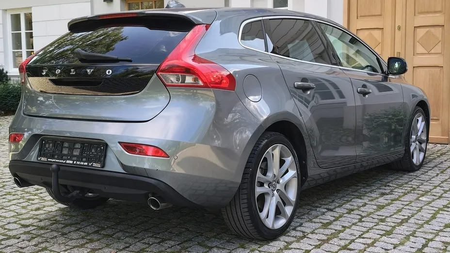 VOLVO V40 -