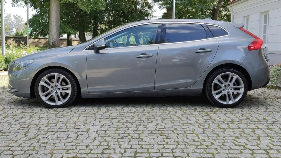 VOLVO V40 -