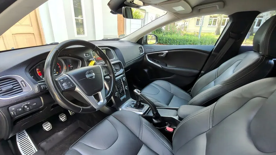 VOLVO V40 -