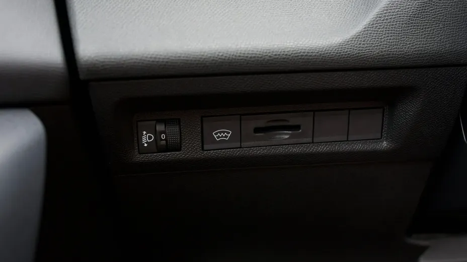 PEUGEOT 408 -