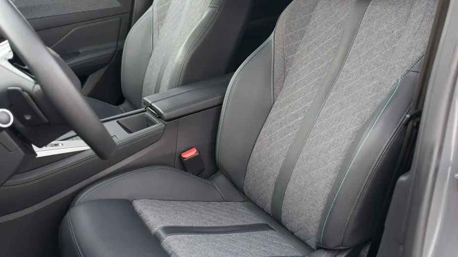 PEUGEOT 408 -