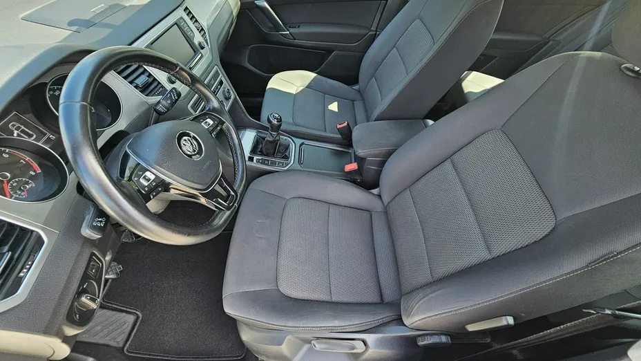 VOLKSWAGEN Golf Sportsvan -