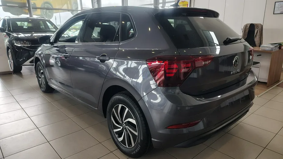 VOLKSWAGEN Polo -