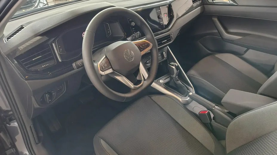 VOLKSWAGEN Polo -