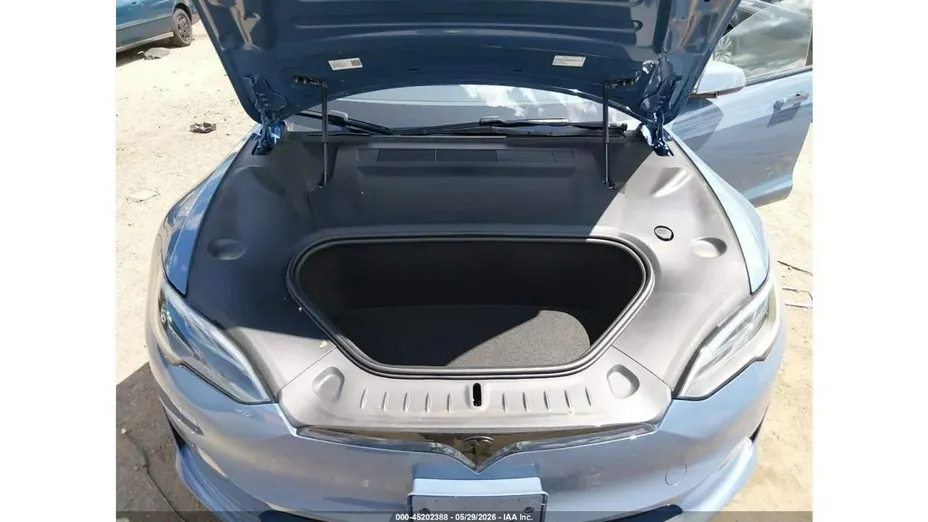 TESLA Model S -
