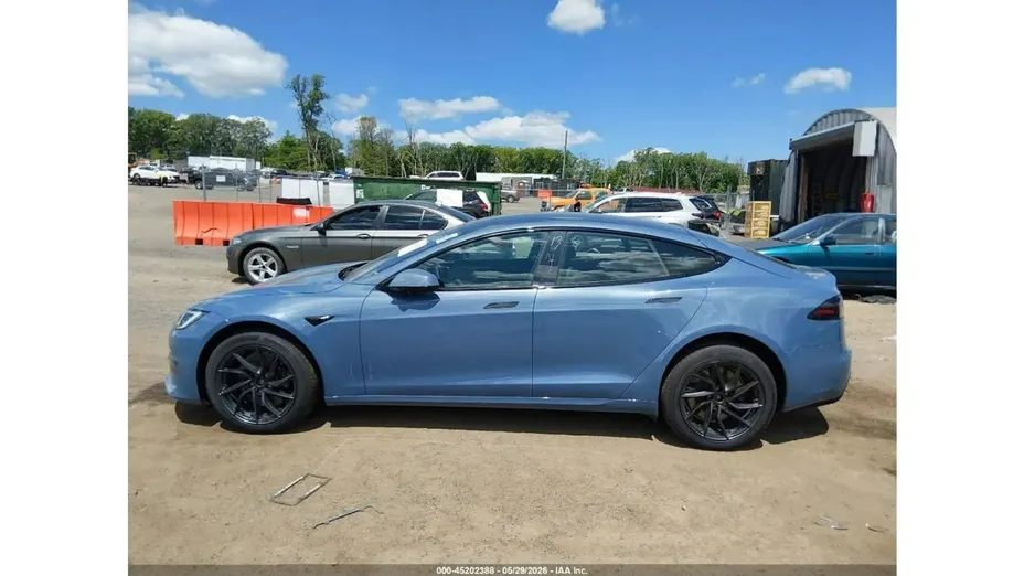 TESLA Model S -