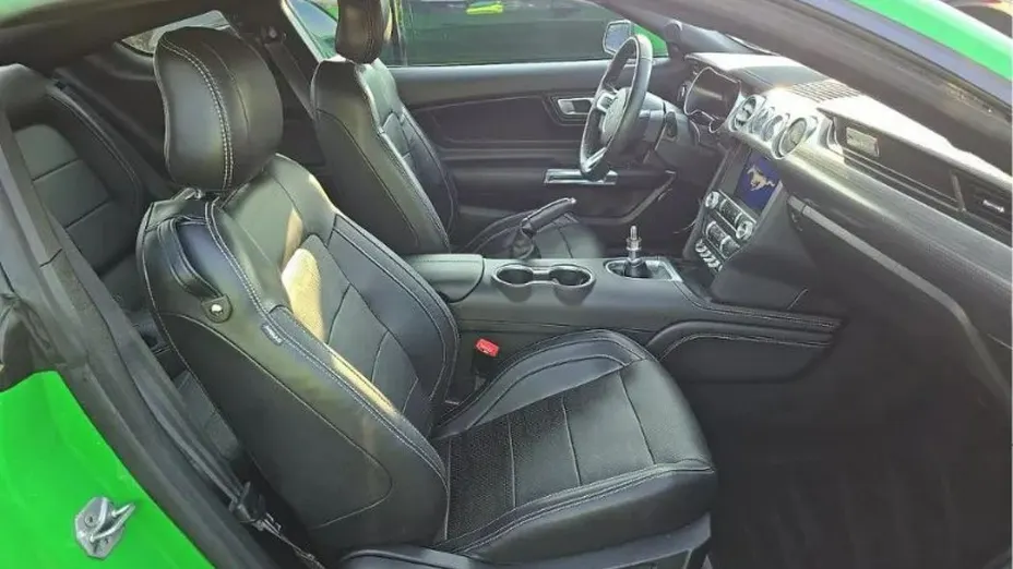FORD Mustang -