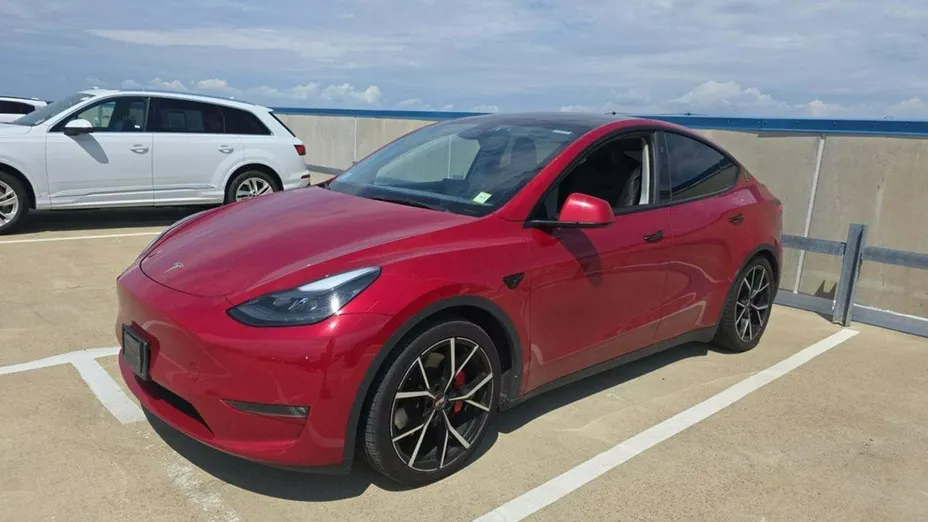 TESLA Model Y -