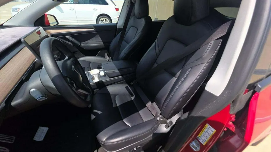TESLA Model Y -