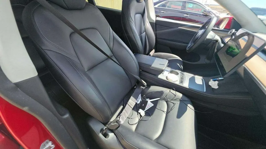 TESLA Model Y -