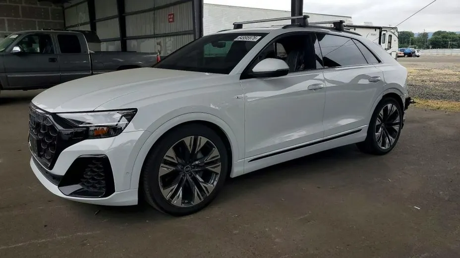 AUDI Q8 -