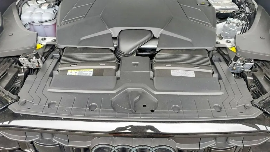 AUDI Q8 -