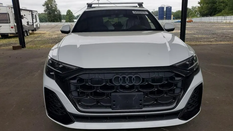 AUDI Q8 -