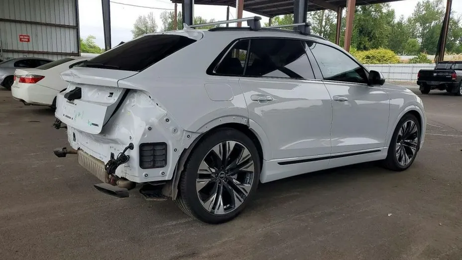 AUDI Q8 -