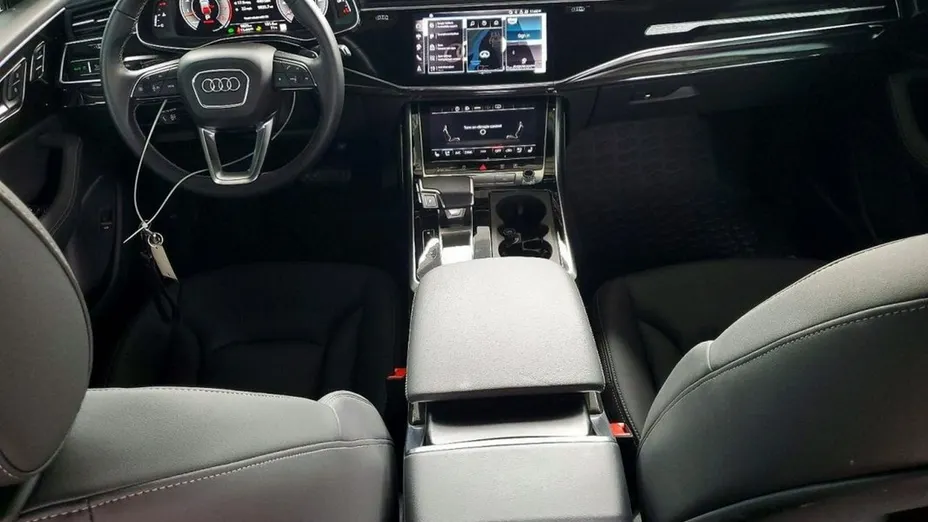 AUDI Q8 -