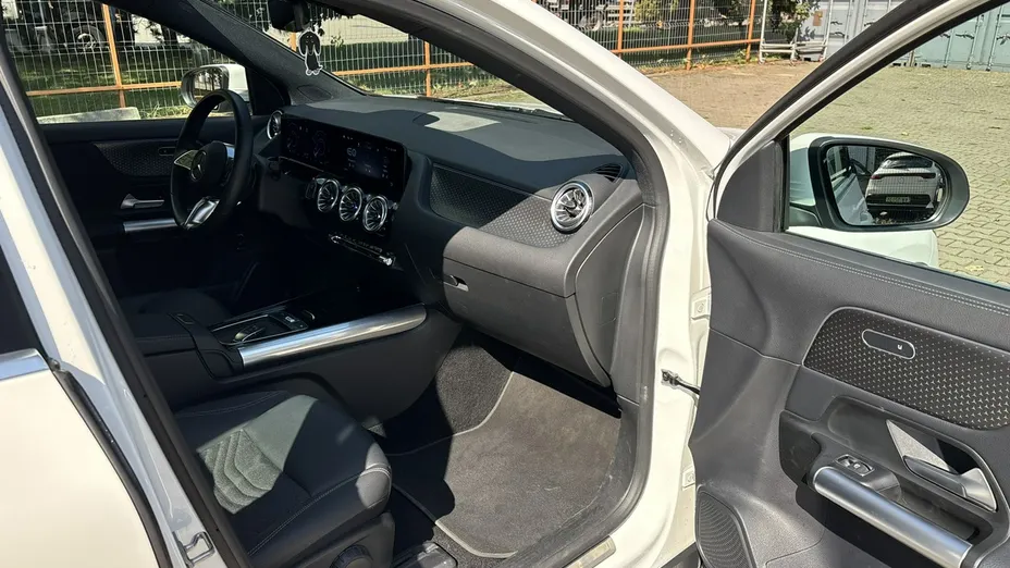 MERCEDES-BENZ EQA -