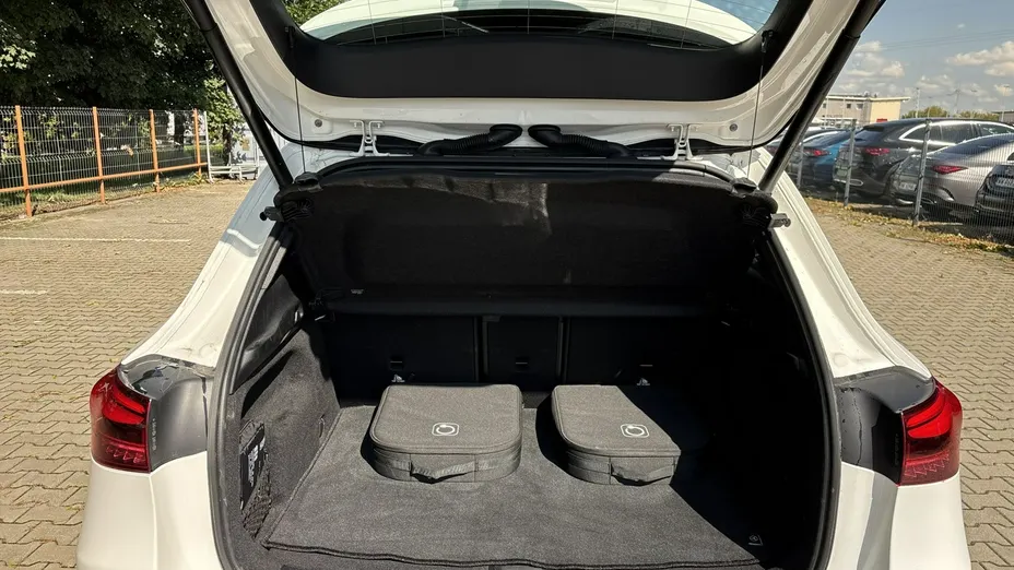 MERCEDES-BENZ EQA -